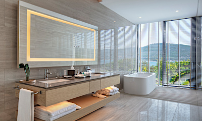 King Deluxe Room with Partial Sea View	