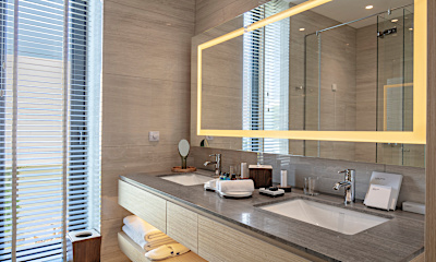 King Deluxe Room with Partial Sea View	