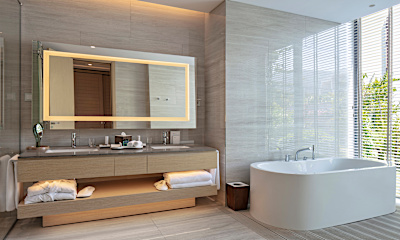 King Deluxe Room with Partial Sea View	