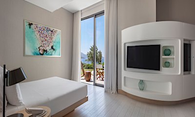 King Deluxe Room with Terrace & Partial Sea View  