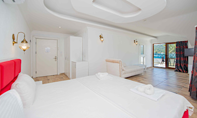 Honeymoon Suite with Jacuzzi and Terrace