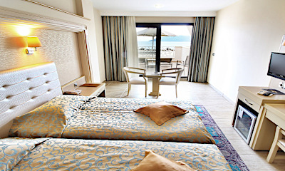 Teraslı Deluxe Deniz Manzaralı Oda