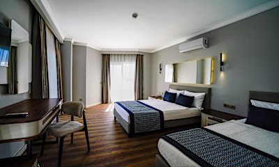 Standart Havuz Manzaralı Balkonlu