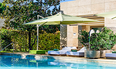 Pearl Pool Room