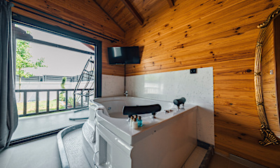 Deluxe Jakuzili Bungalov