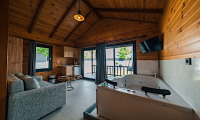 Deluxe Jakuzili Bungalov